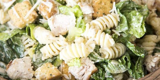 Caesar Salat mit Huhn und Pasta