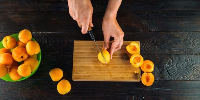 Marmelade aus Aprikosen und Orangen: Schneiden Sie die Aprikosen