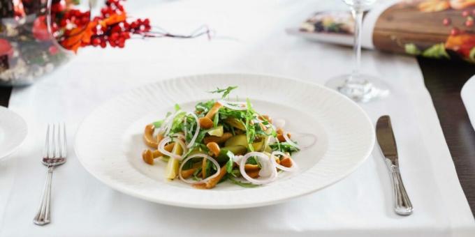 Salat mit eingelegten Pilzen und Gurken