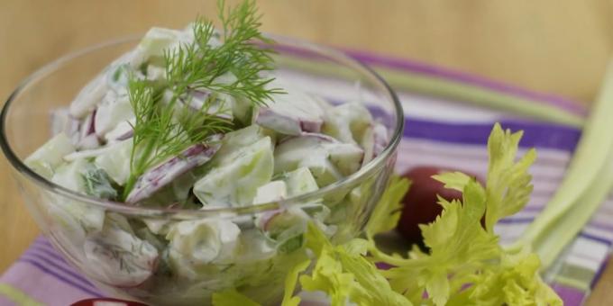 Salat mit Sellerie, Radieschen und Gurken