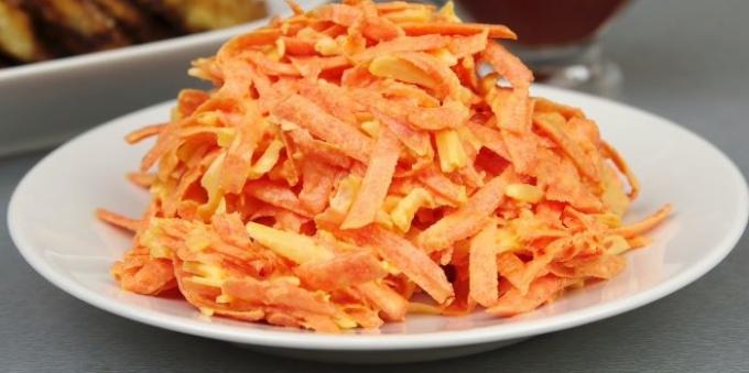 Karottensalat, Käse und Knoblauch