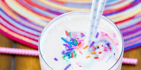 Milkshake mit farbigen Pillen