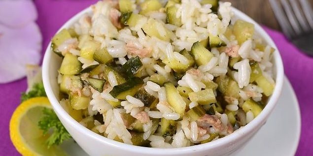 Salat mit Reis, Thunfisch und Gewürzgurken