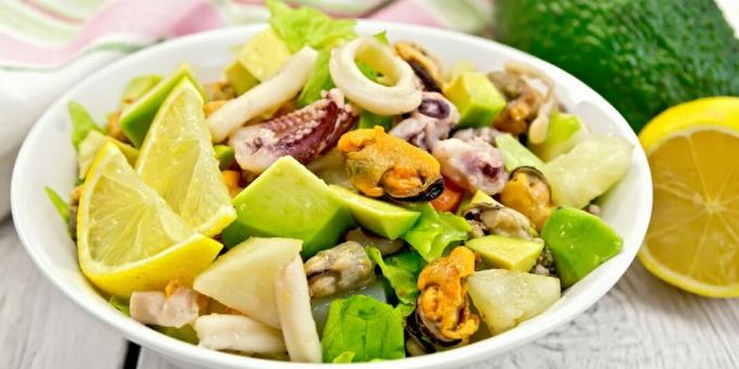 Salat mit Meerescocktail, Avocado und Ananas