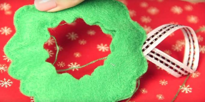 Weihnachten Spielzeug mit ihren eigenen Händen: die Kanten nähen und eine Schleife hinzufügen