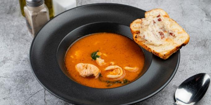 Spanische Suppe mit Meeresfrüchten