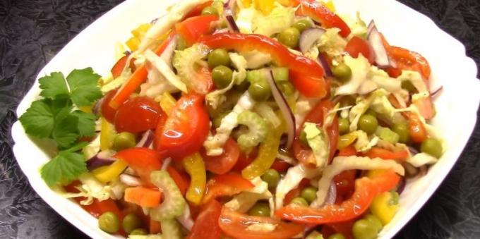 Salat mit grünen Erbsen, Paprika, Sellerie und Tomaten