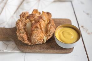 Gesunde Snacks: mit Käse überbacken „Blume“ aus dem Bogen