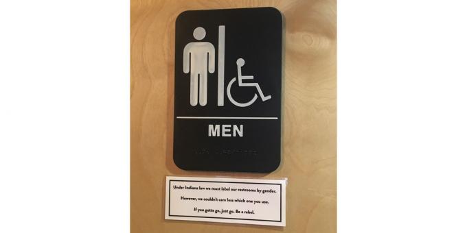 Schild an der Tür zur Toilette 