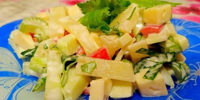 Wie man einen Salat mit Ananas, Sellerie, Apfel, Käse und Pfeffer vorbereiten