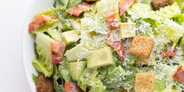 Caesar-Salat mit Speck und Avocado