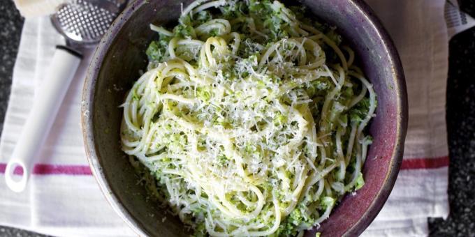 Rezept für Nudeln mit Pesto-Sauce mit Brokkoli und Parmesan