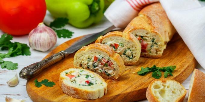 Salat mit Hähnchen, Tomaten und Paprika im Baguette