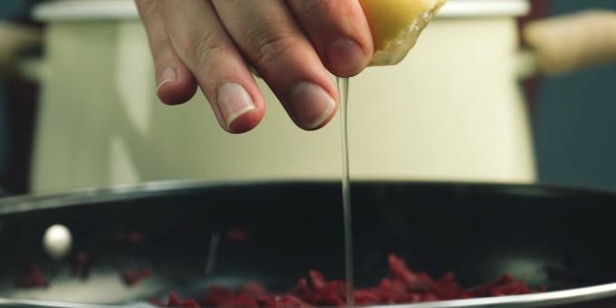 Schritt für Schritt Rezept für Borschtsch: Kombinieren Sie Rüben Zitronensäure, Essig oder Zitronensaft