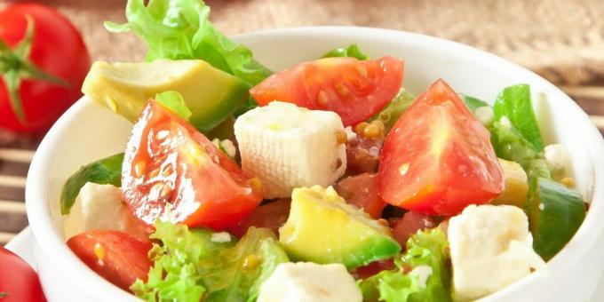 Leichter Salat mit Tomaten, Kräutern und Avocado