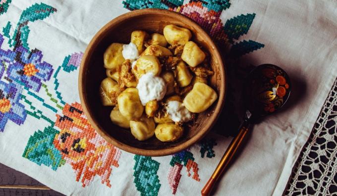 Knödel mit Zwiebeln und Knistern