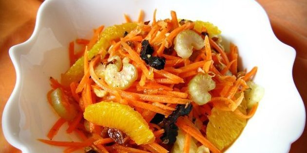 Salat von Karotten, Orangen, Sellerie, Nüssen und getrockneten Früchten