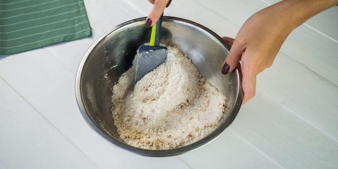 Wie man einen Kuchen mit Birnen kochen: Mischung bis glatt