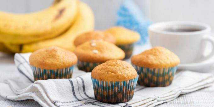 Bananen-Cupcakes mit saurer Sahne: ein einfaches Rezept