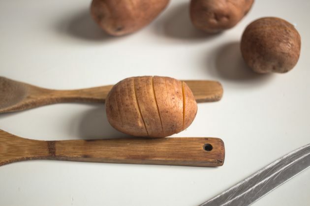 Hasselbeck-Kartoffeln: Kartoffeln schneiden