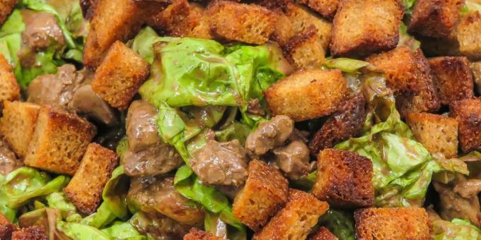 Salat mit Hühnerleber und Knoblauch Croutons