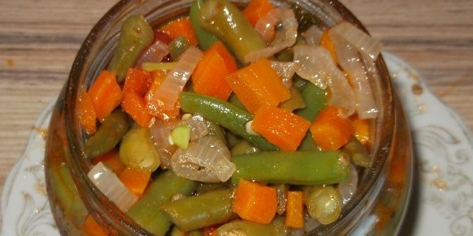 Wie für den Winter Karotten vorbereiten: Salat von Karotten und grünen Bohnen