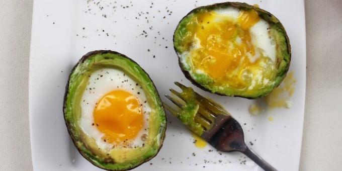 Gebackene Eier in Körben von Avocados: Wie Eier in den Ofen kochen