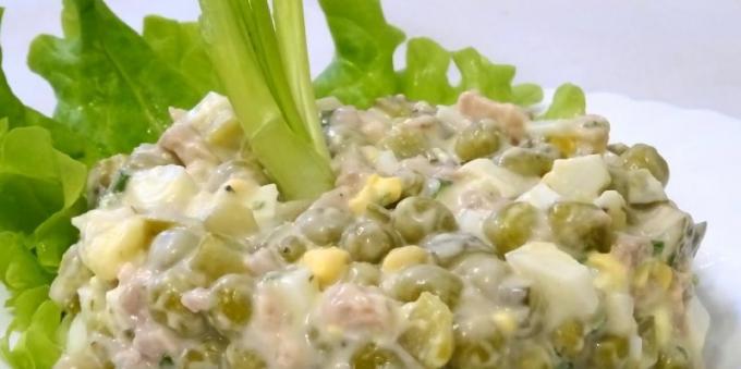 Salat mit grünen Erbsen und Dorschleber