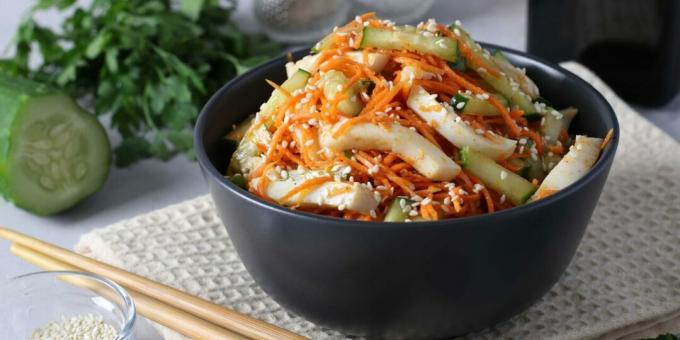 Salat mit Tintenfisch, Karotten und Gurken nach koreanischer Art
