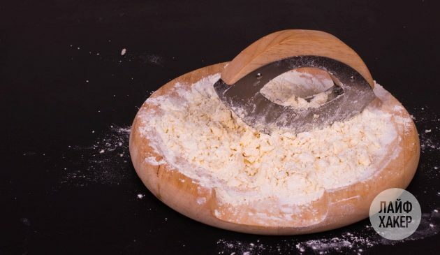 Käsecracker: Butter und Mehl in kleine Krümel verwandeln