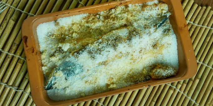 Makrele im Ofen unter Salz: ein einfaches Rezept
